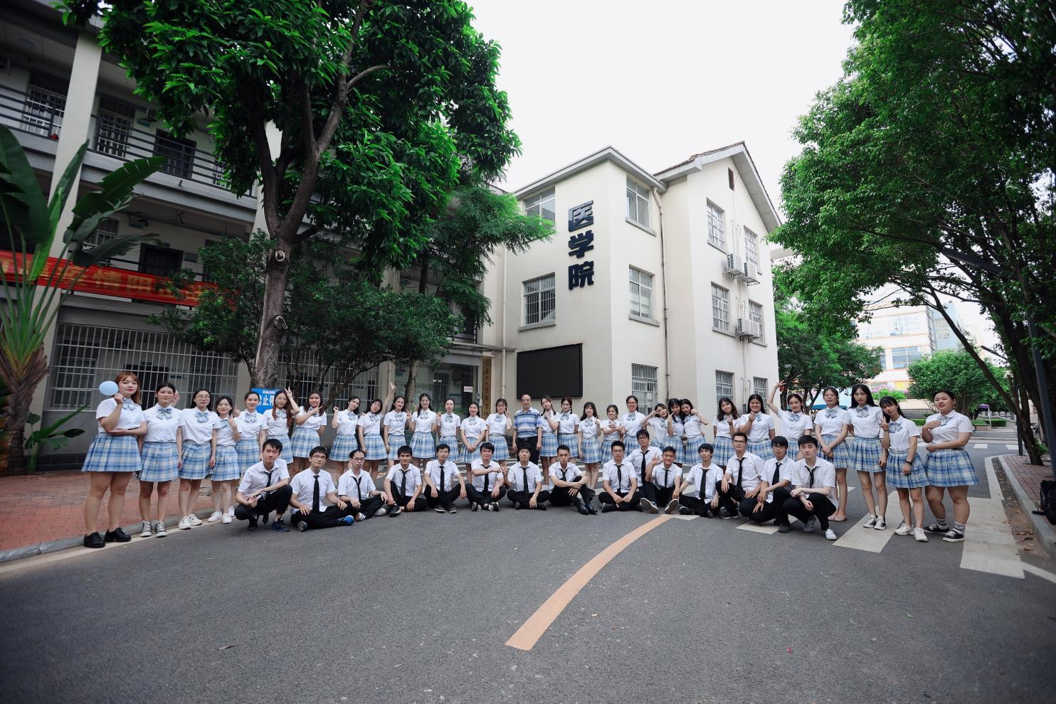 英国上市公司365制药工程专业2020届毕业合影留念